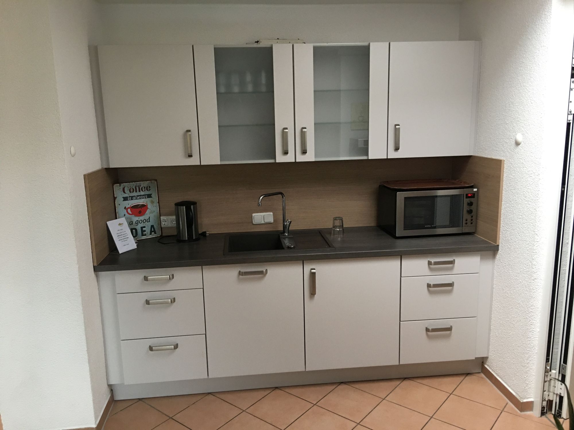 13_1__SZO_-_Innen_Atrium_Lounge_Kuechenzeile