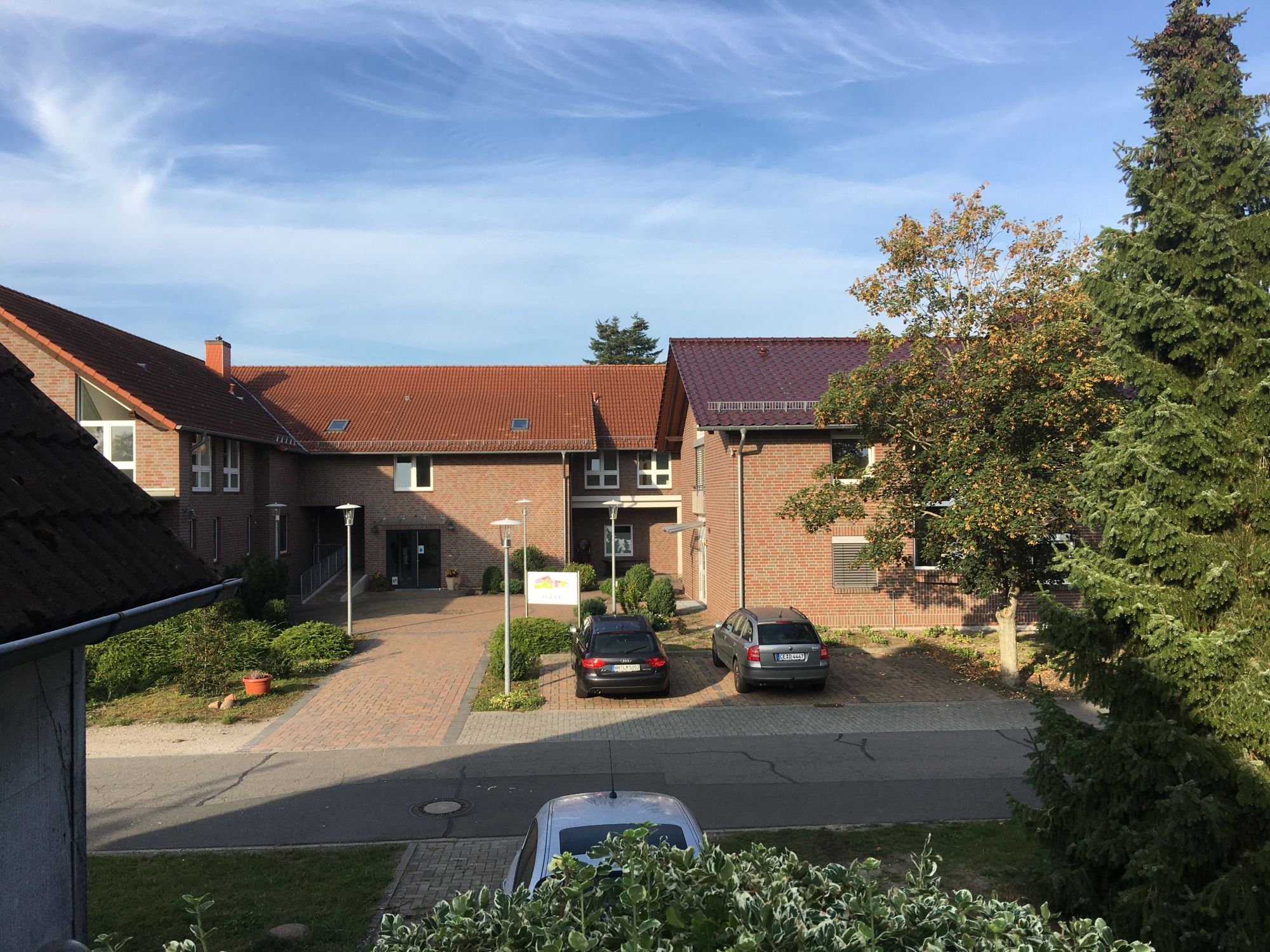 1_SZO_-_Aussen_Blickrichtung_Vorhof_MZH_fern