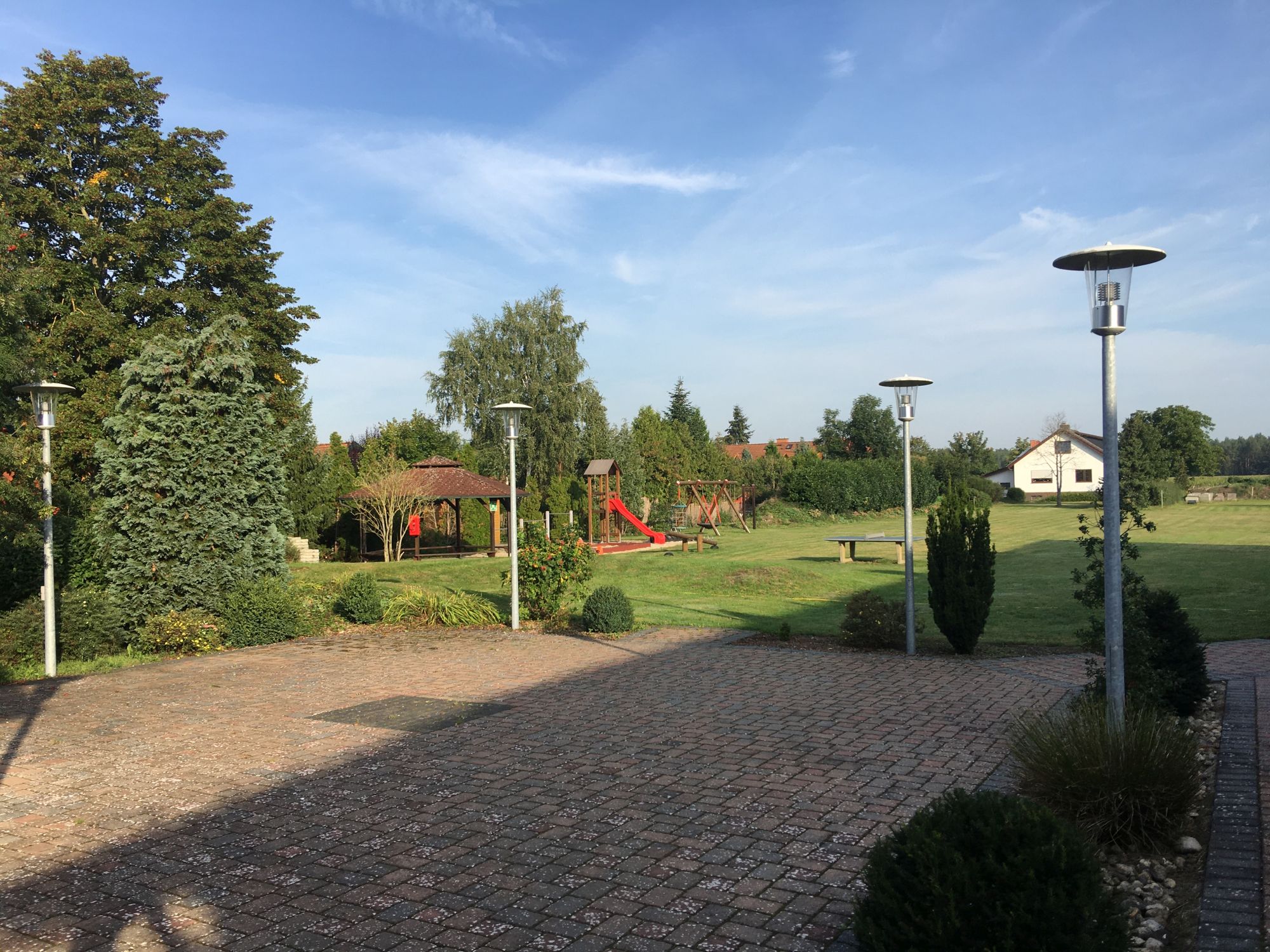 21_SZO_-_Aussen_Innenhof_Blickrichtung_Rasenflaeche