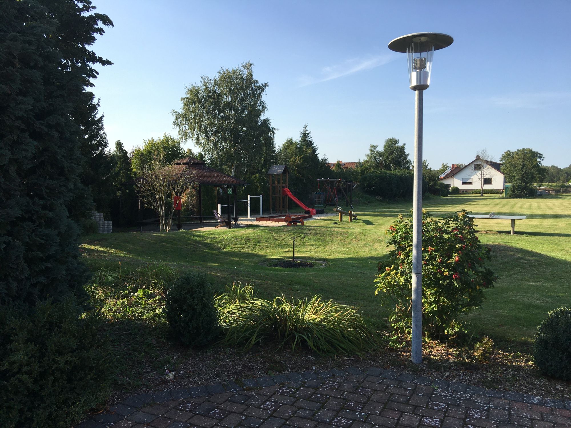 25_SZO_-_Aussen_Blickrichtung_Rasenflaeche