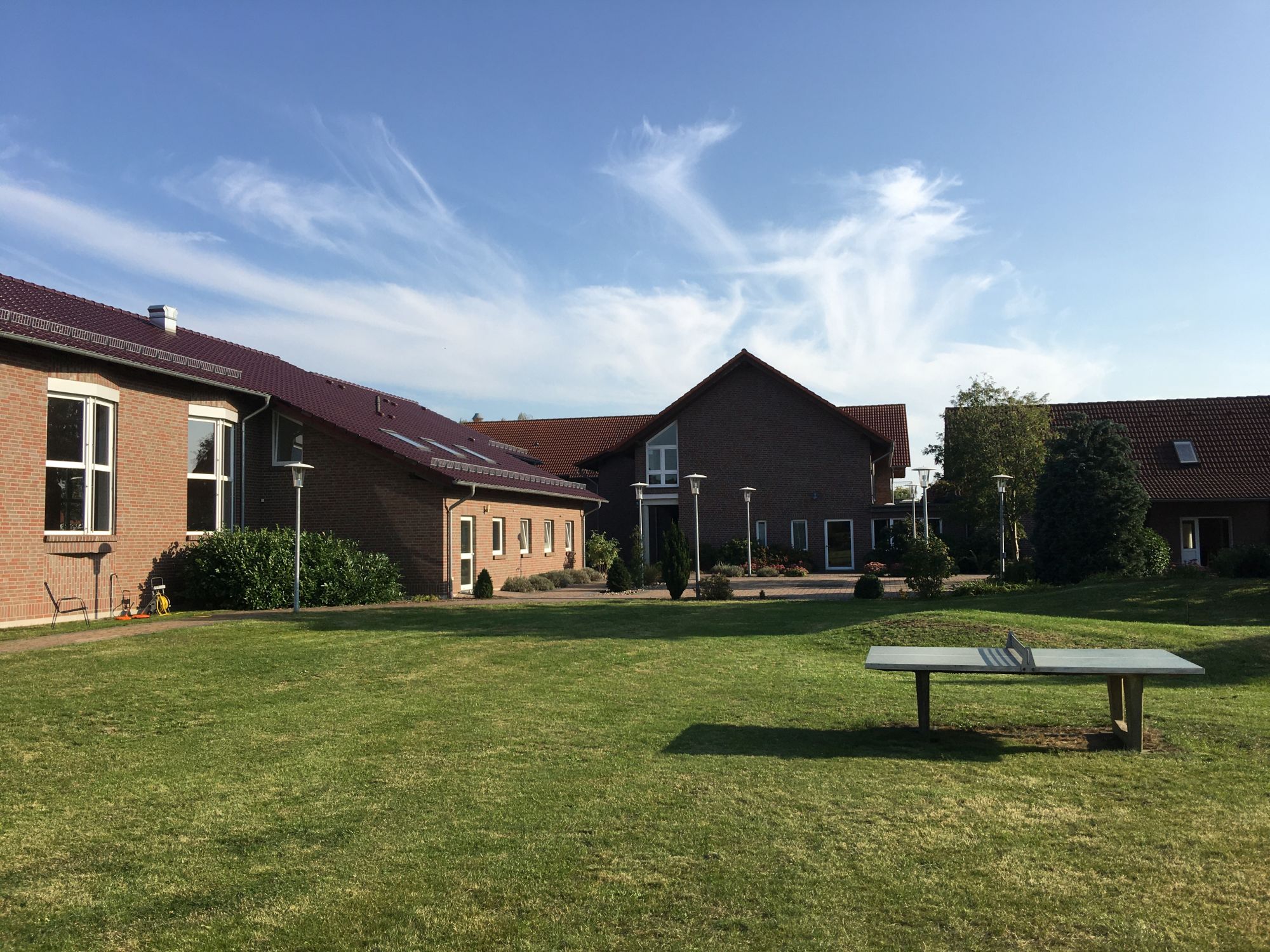 27_SZO_-_Aussen_Blickrichtung_MZH_SZO_Tischtennisplatte