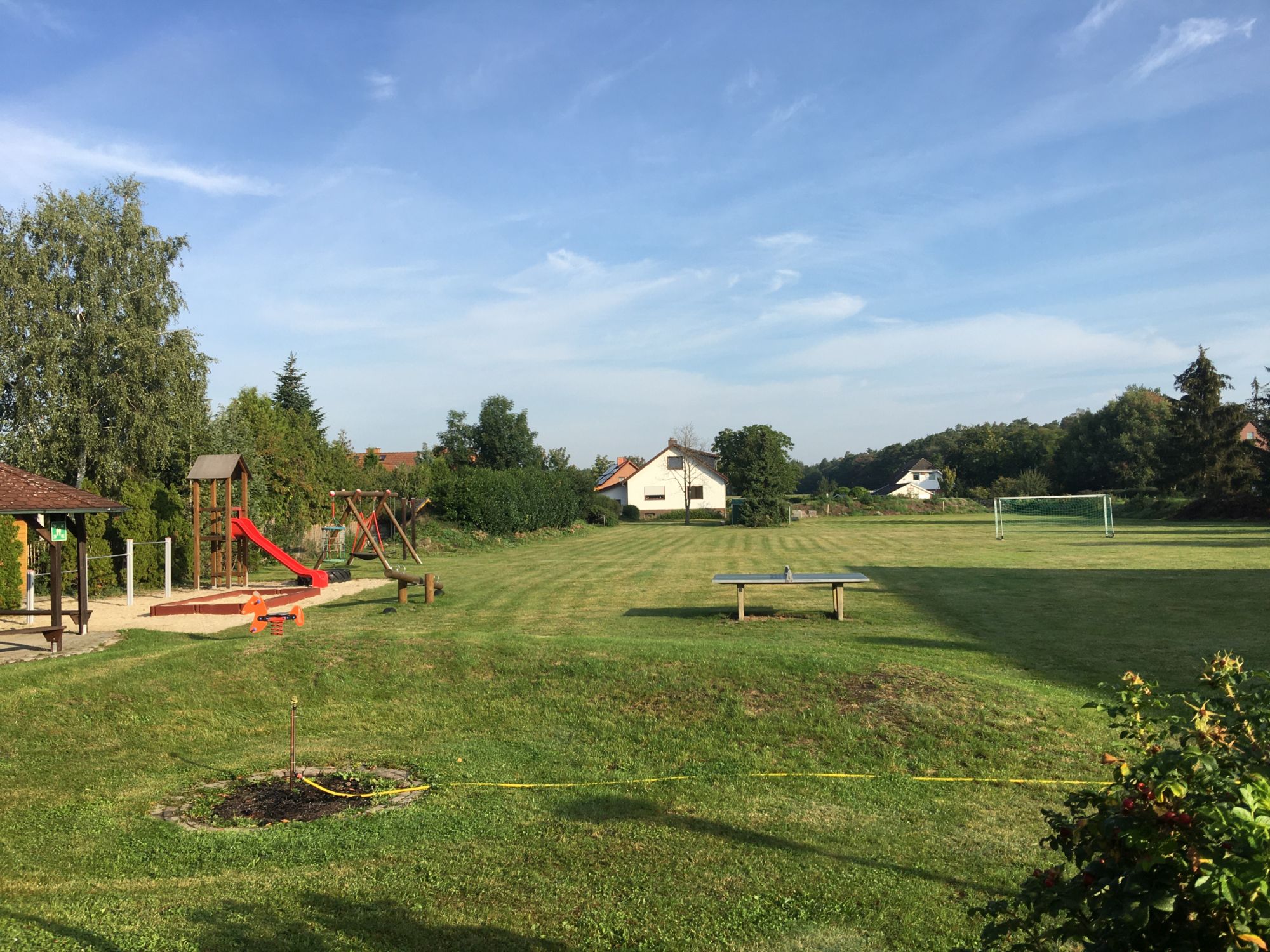 28_SZO_-_Aussen_Blickrichtung_Rasenflaeche_fern