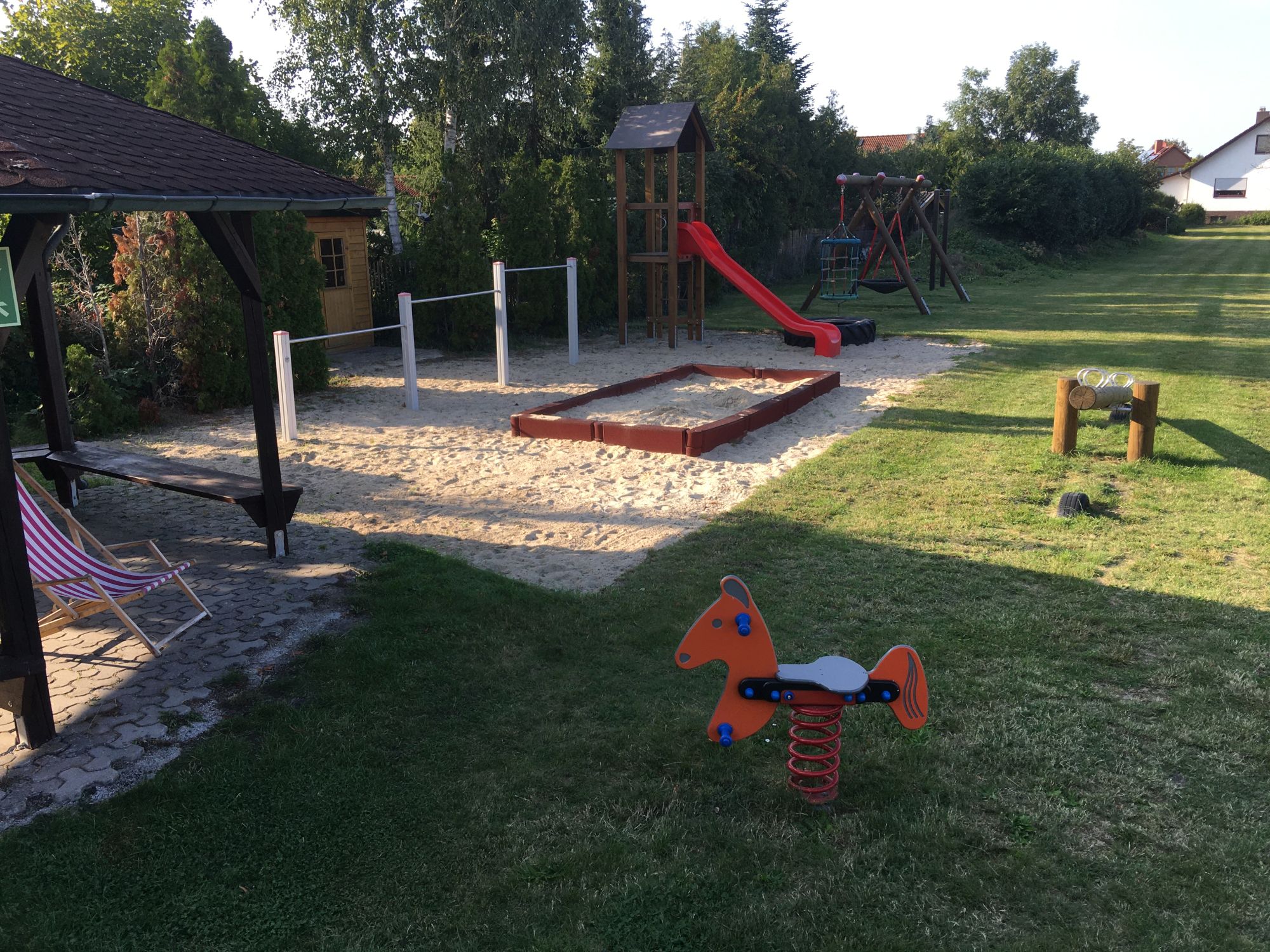 30 SZO Aussen Blickrichtung Sandflaeche nah